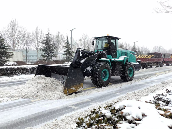 除雪保畅，山推铁肩道义勇担重任！